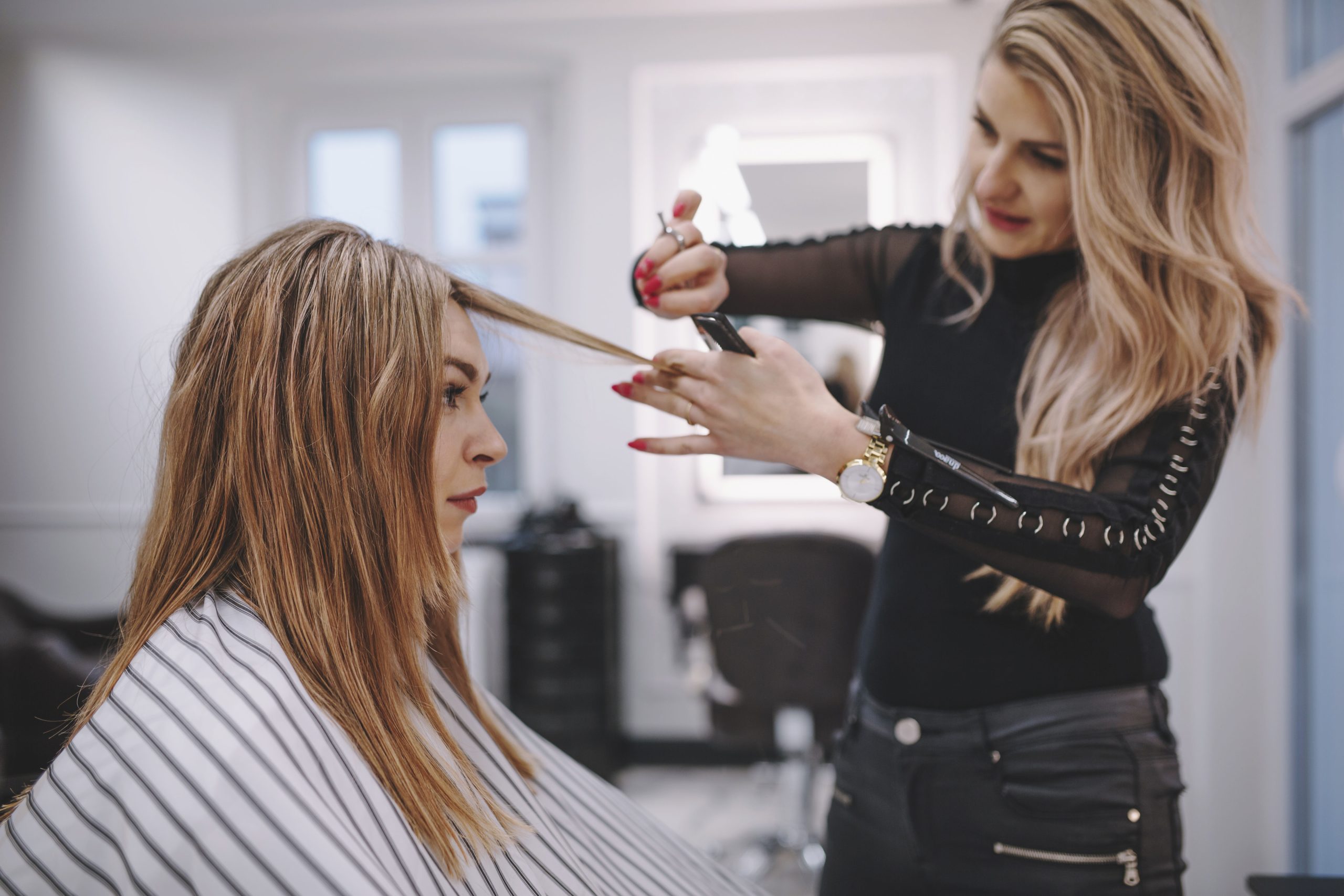 hairstylist-cutting-hair-client (1)